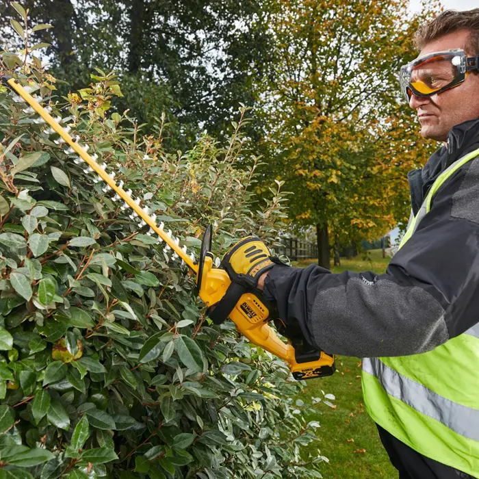 dewalt-dcm563p1-qw-power-hedge-trimmer-single-blade-34-kg-92300-wlononwcraiso.webp
