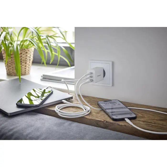 intenso-65w-gan-power-supply-with-2xusb-c-and-1xusb-a-connec-81589-e0006697.webp
