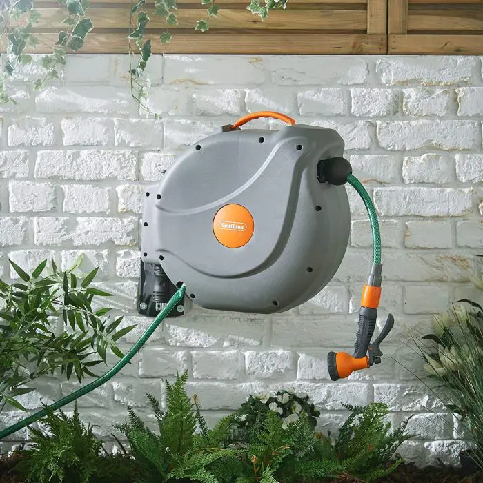vonhaus-wall-hose-holder-30m-auto-roll-up-8-function-spray-g-49372-e0014281.webp