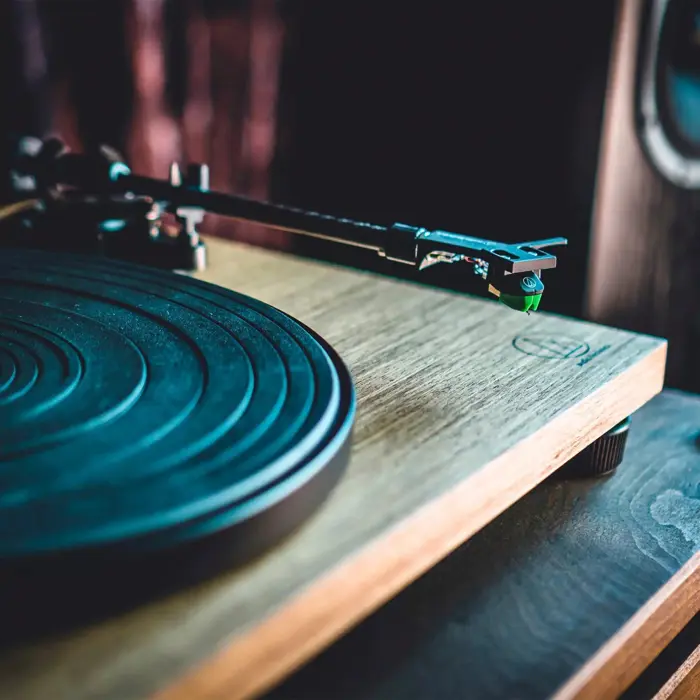 Audio-Technica AT-LPW40WN, record player (black/wood, integrated phono preamplifier, manual operation)