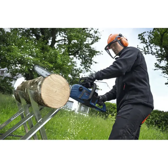 Bosch Powertools cordless chainsaw GKE 18V-40 Professional, 18Volt (blue, Li-Ion battery 5.5Ah)